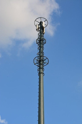 蓝天下的移动信号塔