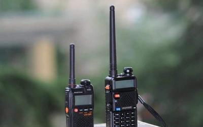 对讲机与手机通讯机制对比 为何对讲机无需基站，手机却必须依赖？